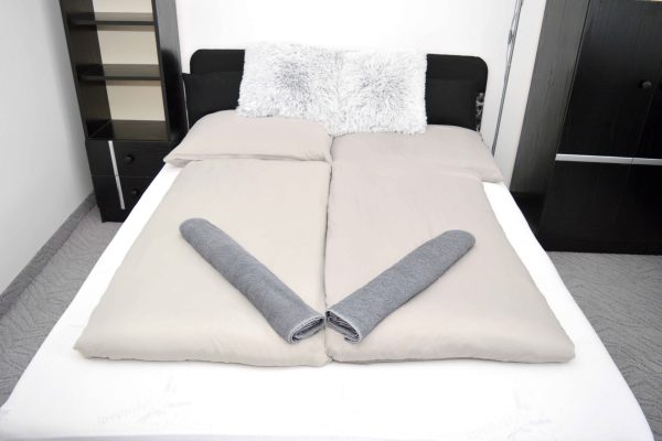 Lorabel-Apartmanhaz-Heviz-Grand-family-erkelyes-apartman-Heviz-szallas-Heviz-apartman-11-1-scaled