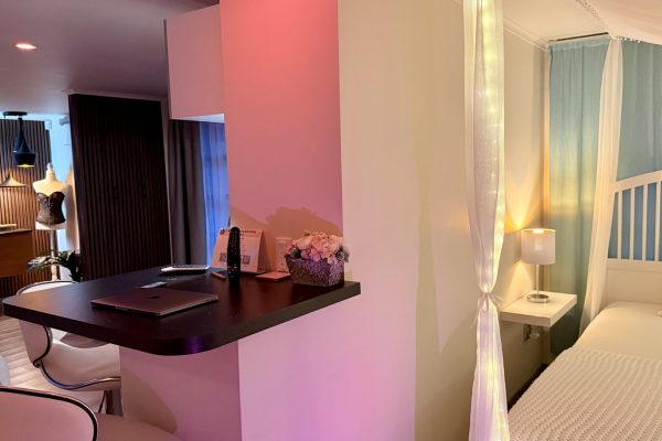 delux-apartman-baldachinos-nagymeretu-agy-asztal-romantikus-fenyek