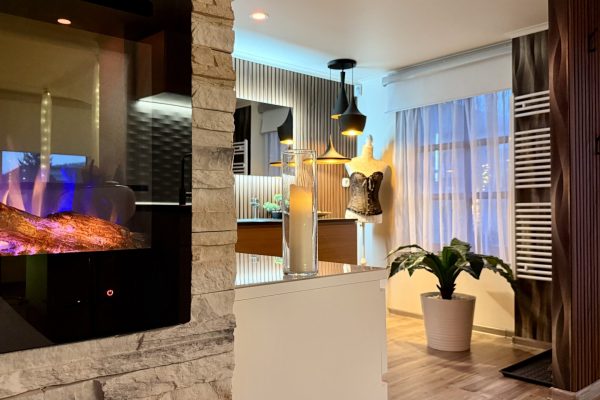 delux-apartman-kandallo-meleg-szinek-mosdopult-virag-dekoracio