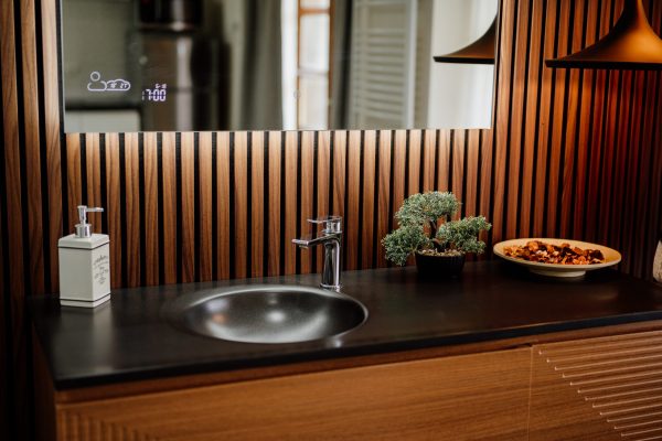 delux-apartman-luxus-mosdopult-meleg-tonusu-romantikus-vilagitassal