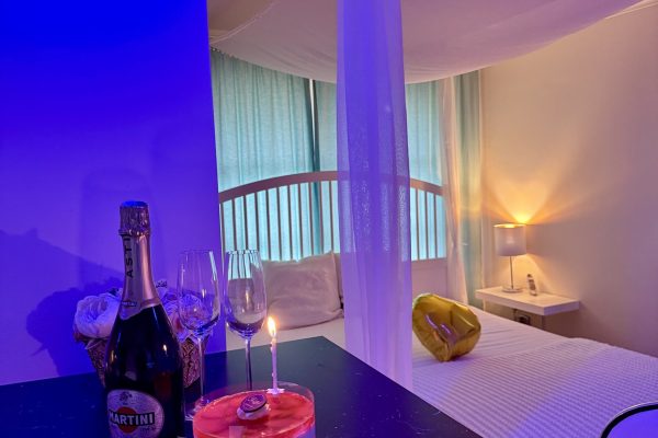 delux-apartman-torta-pezsgo-gyertya-unnepi-hangulatvilagitas