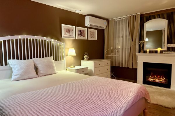 romantik-apartman-kandallo-ketszemelyes agy-tukor