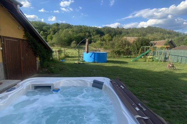 Jakuzzi az erdő alatt